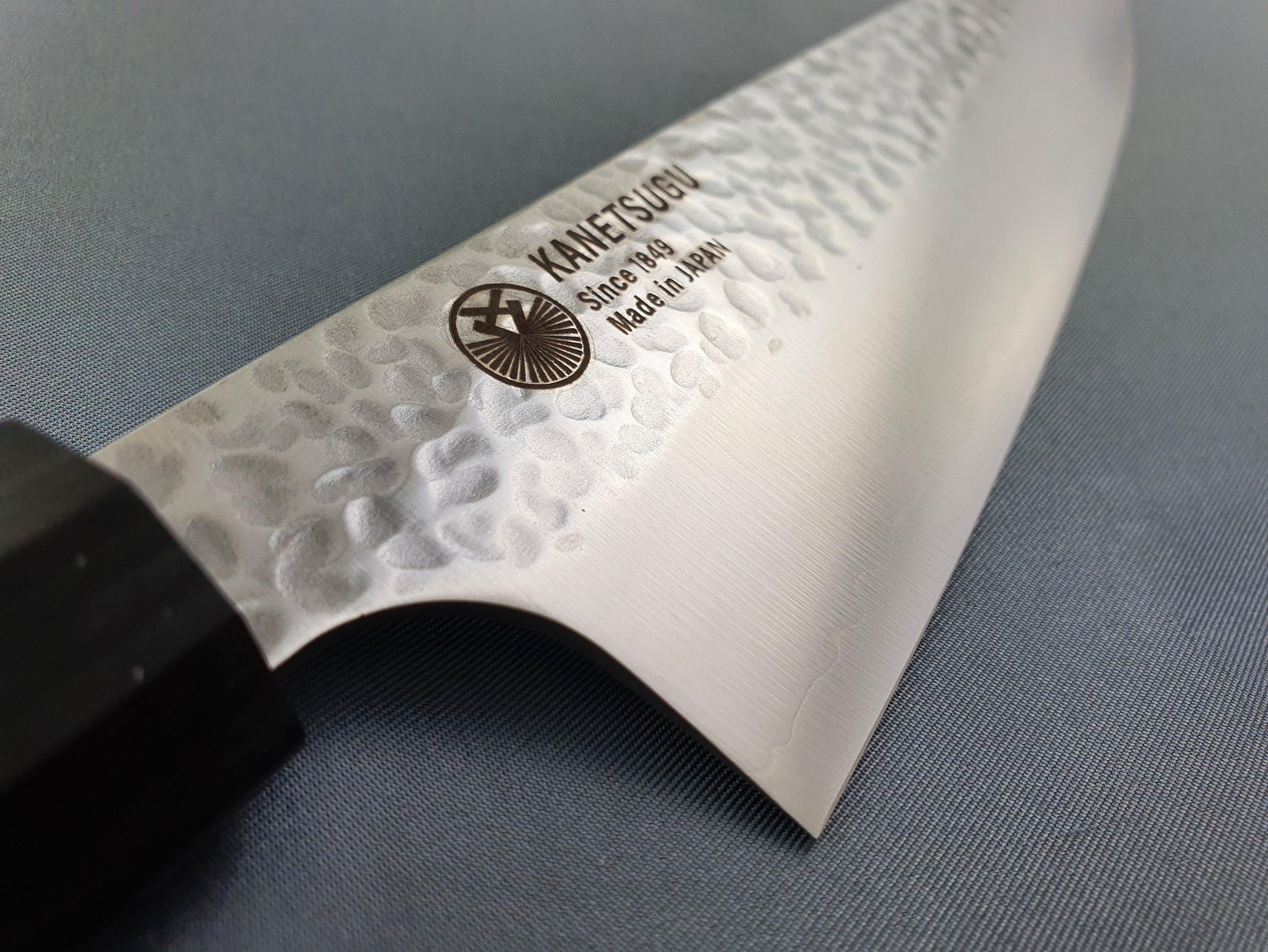 Seki Kanetsugu VG2 Hammered 170mm Santoku Knife - The Sharp Chef